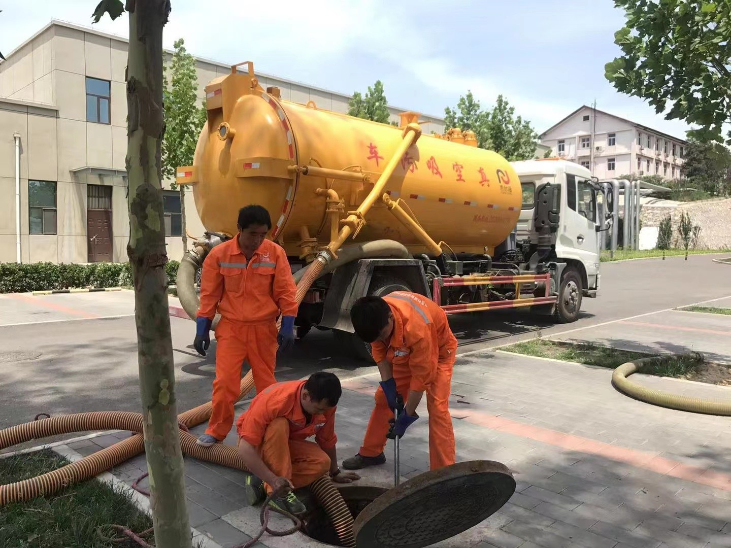 绵阳管道疏通车停在窨井附近