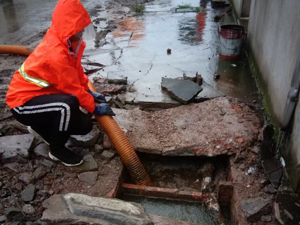 绵阳专业清理污水池 炜誉市政以规范流程守护城市 “肠道”