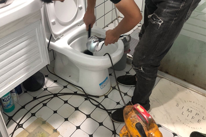 绵阳马桶堵塞自己疏通还是找师傅？专业上门服务让你省时更省心